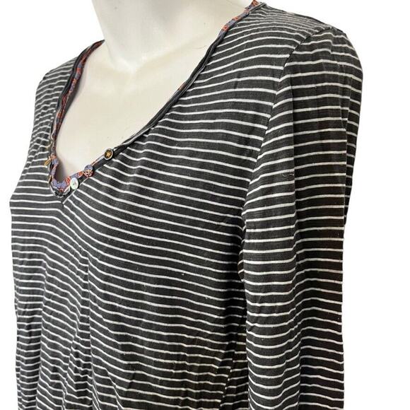 Little Yellow Button Anthropologie Striped Long Sleeve V-Neck Gray Knit Top M - Picture 8 of 16